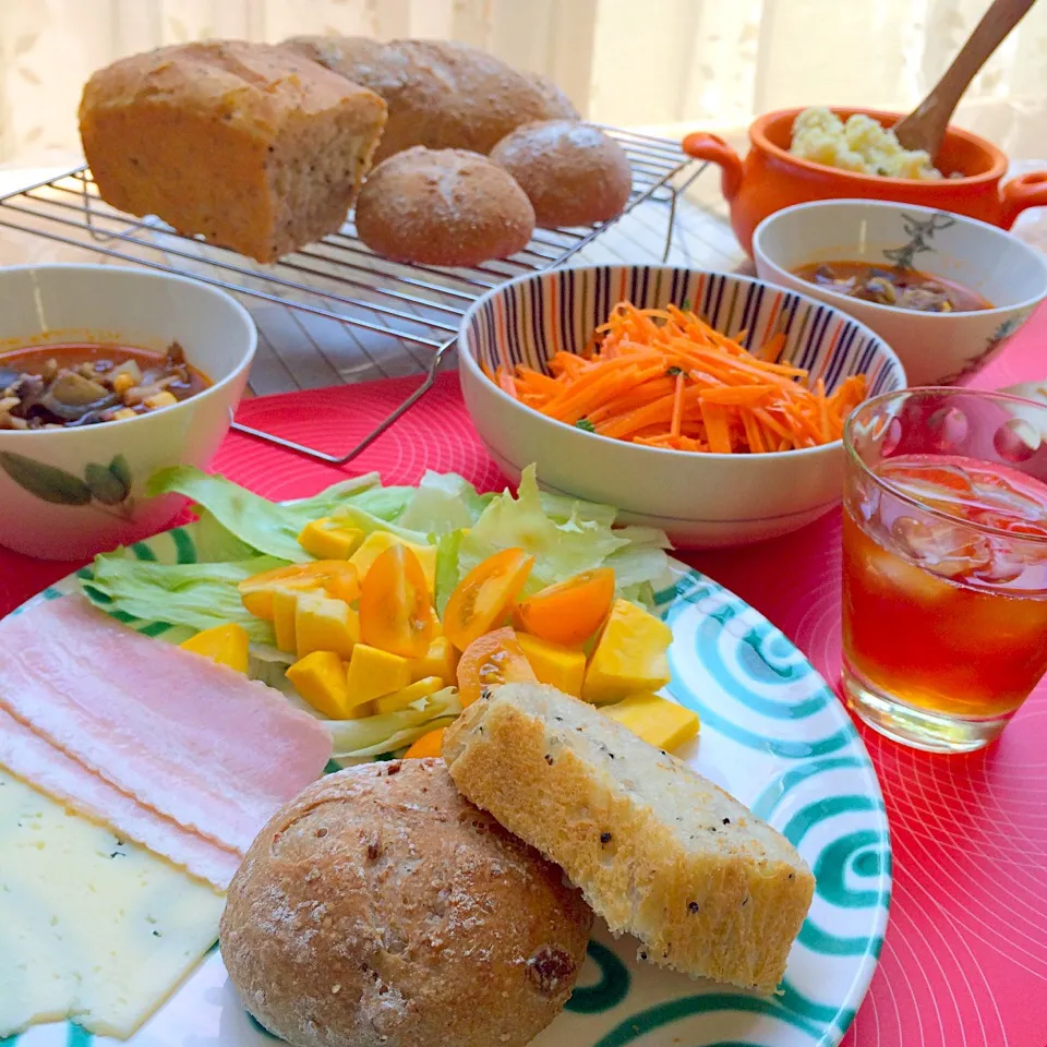 焼きたてパンでランチ♪ 〜白黒ゴマパン&胡桃全粒粉パン〜|moyukitaさん