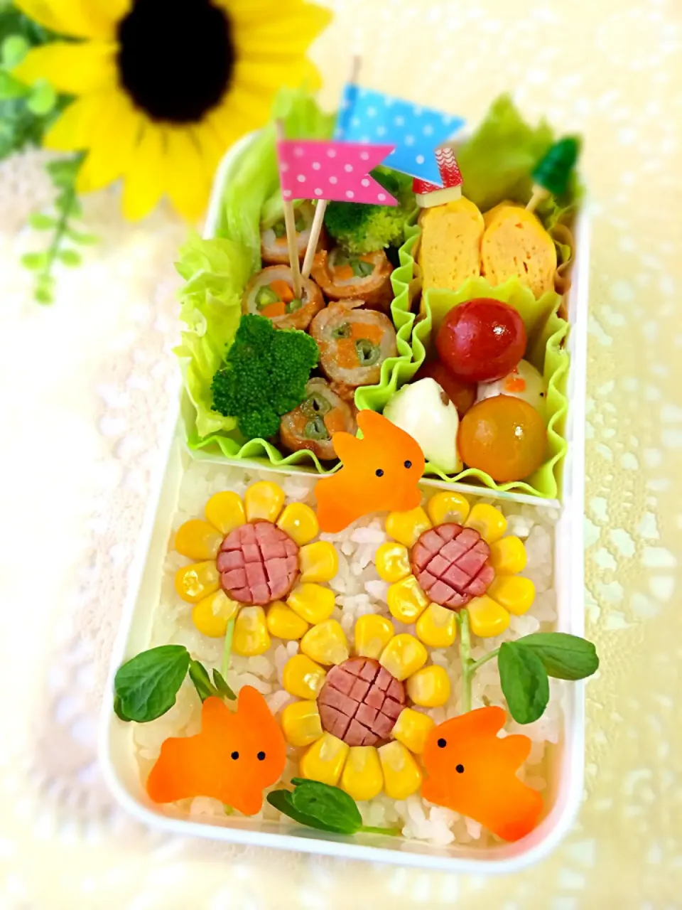 Snapdishの料理写真:ゆっぴーઈ(◕ั◡◕ั)*ﾟ*♡のお弁当『向日葵畑のウサギちゃ〜ん🐰』|kumiさん