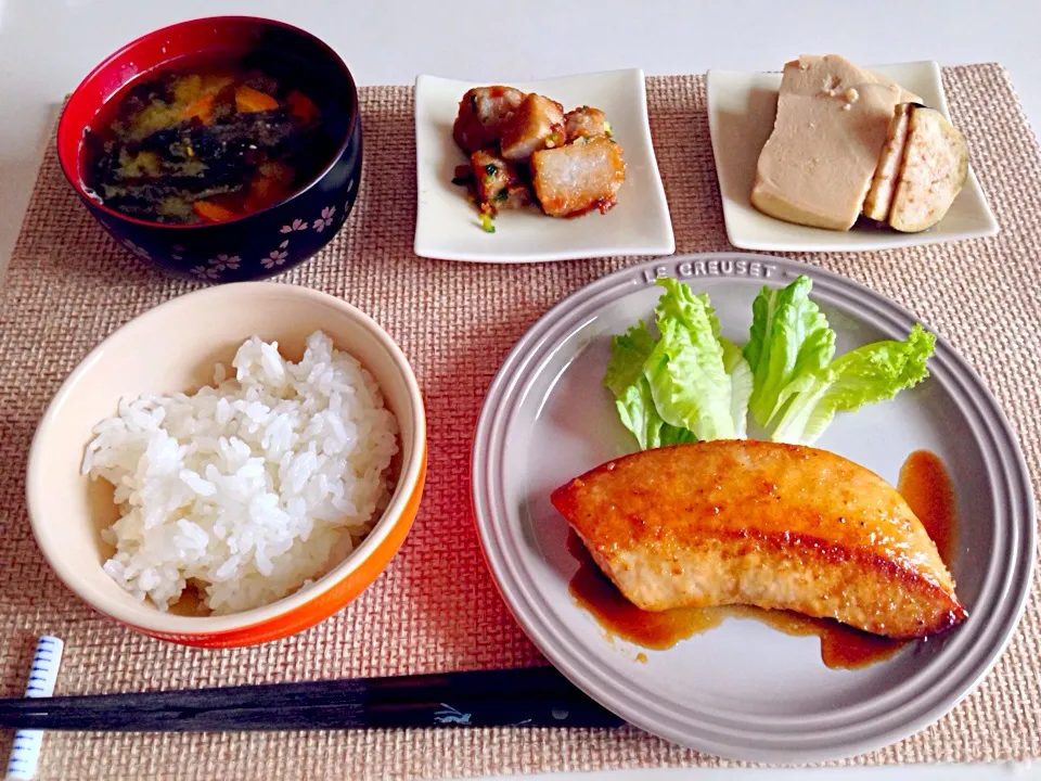 メカジキのレモン醤油ソテー 里芋のチーズ炒め 高野豆腐の含め煮 茄子の和風ピクルス 人参わかめ麩の味噌汁|にゃろめさん