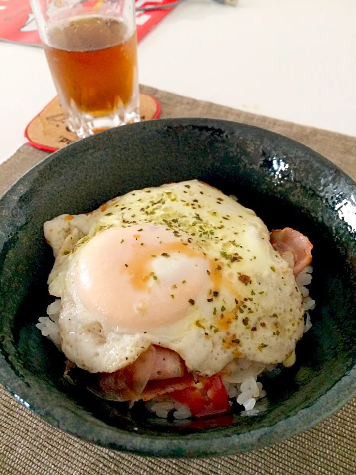 Snapdishの料理写真:ベーコンエッグ丼〜イタリアン風〜|なつみさん