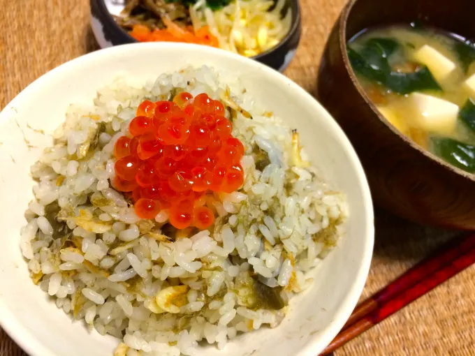 とろろ昆布と桜海老の炊き込みご飯|海野海藻店さん