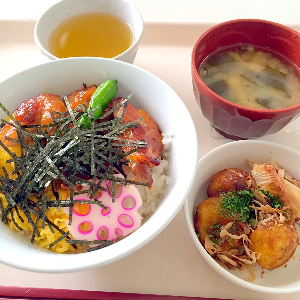 焼鳥丼、揚げたこ焼き、みそ汁(じゃが芋、わかめ、うすあげ)|maixx ใหม่さん