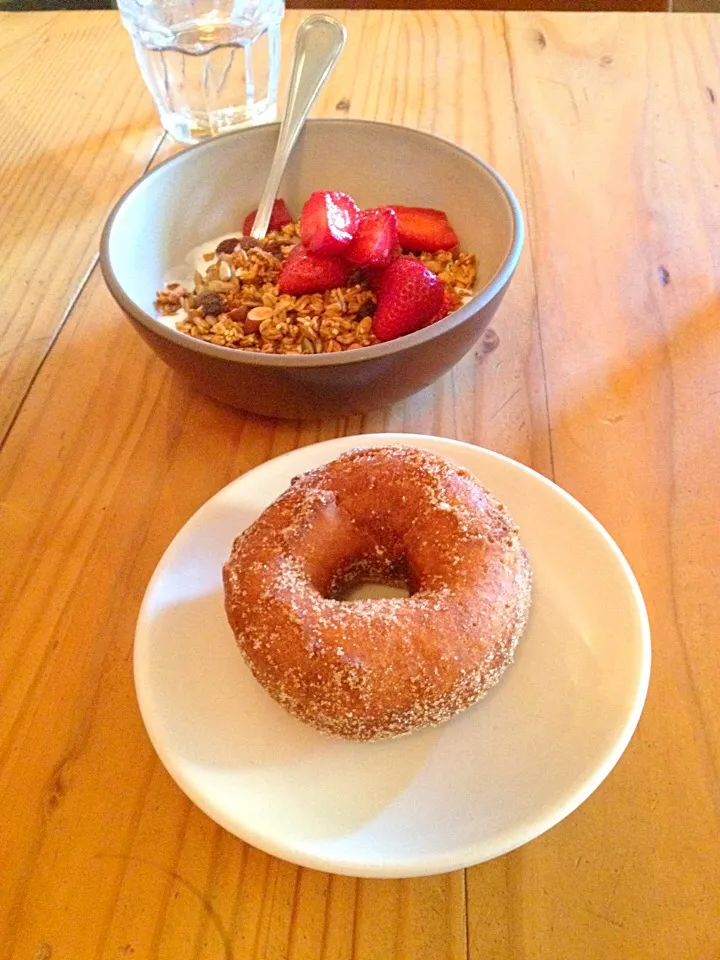 Pizzaiolo San Fran- donut and granola over yogurt|Sarah Mahoneyさん