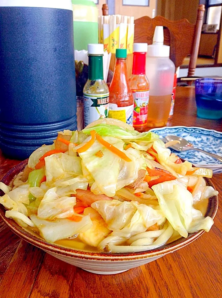 Snapdishの料理写真:沖縄⑩ ３日目。昼食=金武町の「久松食堂」。                                            私オーダーの「野菜ソバ」Σ(ﾟ艸ﾟ〃) Fried Vegitables topped Okinawan Noodles at Hisamatsu Shokudo, Kin Cho.|yorikoさん