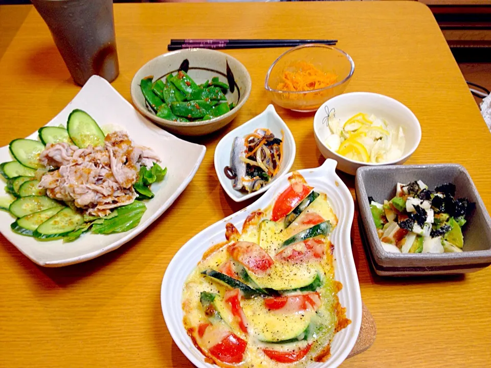 ズッキーニたトマトのチーズ焼き、豚しゃぶサラダ、豆のキムチ和え、ニンジンのレモンドレッシング、長芋とアボカドの梅和え  など|みーさん