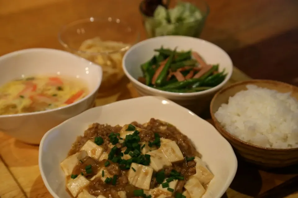 【夕ご飯】麻婆豆腐、アスパラとハムの炒め物、カニカマとコーンの玉子スープ、豆もやし、抹茶かき氷小豆と練乳がけ|マカロンさん