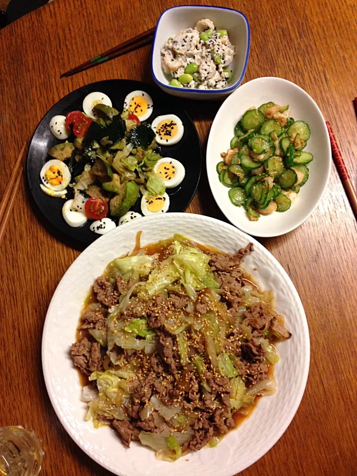 Snapdishの料理写真:★牛肉とレタスの炒めもん★きゅうりとお麩の胡麻和え★昨日のサラダにゆで卵|三宅 里美さん