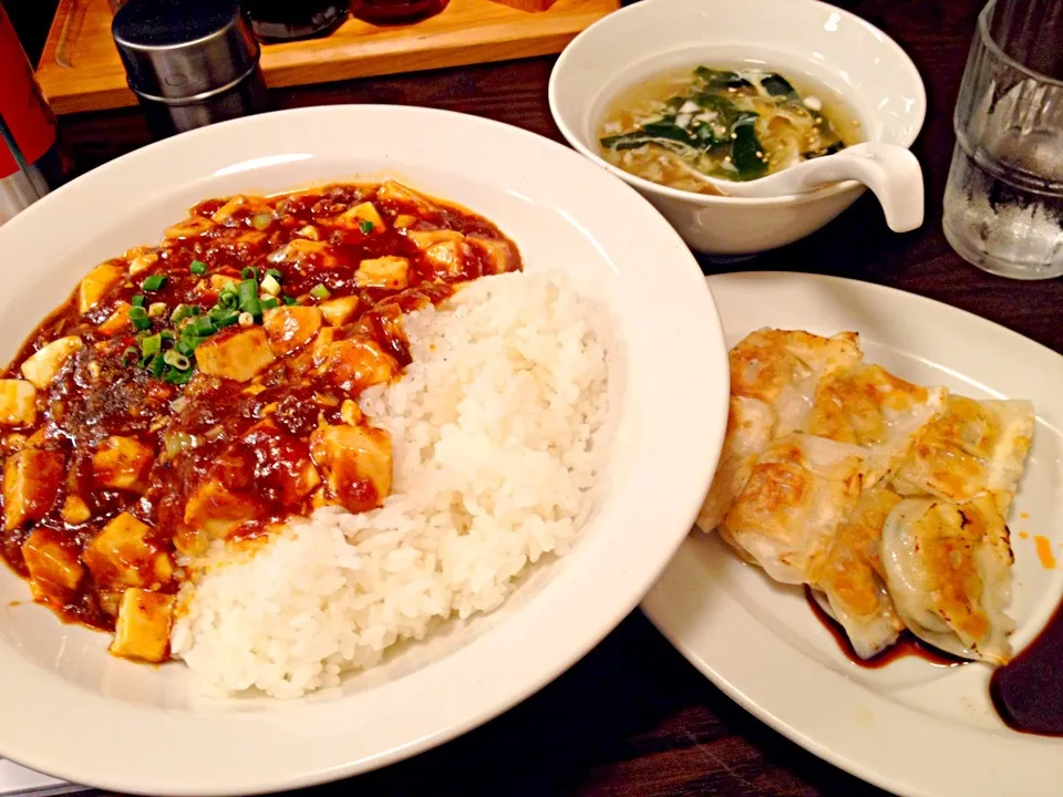 麻婆丼750円＋餃子380円也at自由が丘豆点|秋山知隆さん