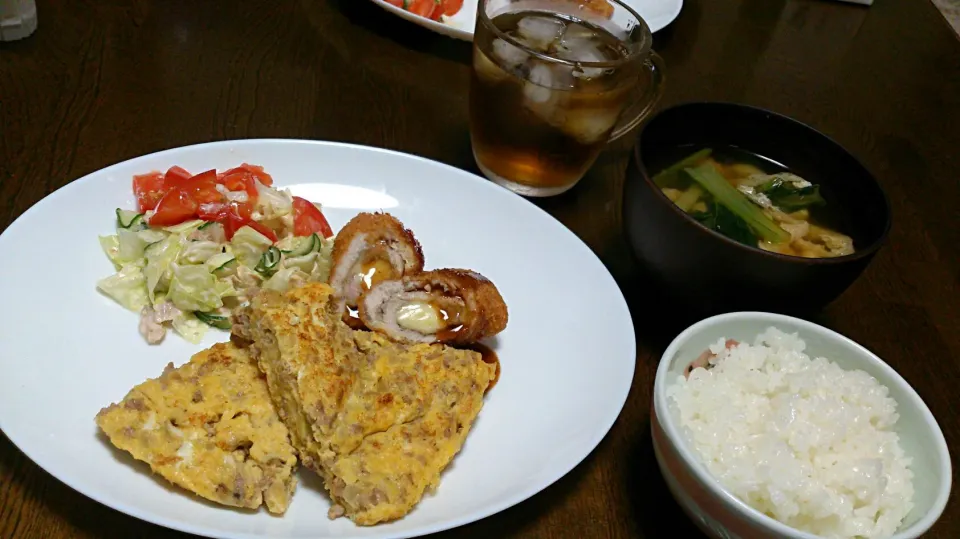 ひき肉入り卵焼き＆チーズ入りロールかつ＆きゅうりとツナのサラダ＆小松菜と油揚げの味噌汁|えっちゃんさん