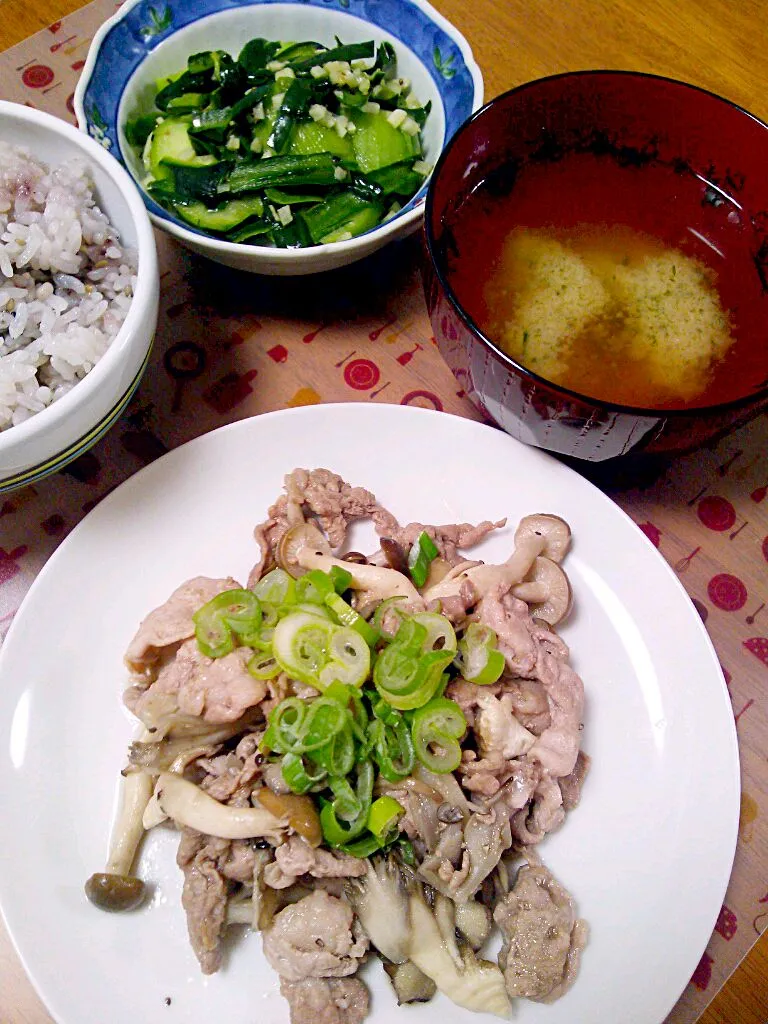 ７月３日 豚こまときのこの蒸し煮 きゅうりのにんにく塩炒め お味噌汁|いもこ。さん