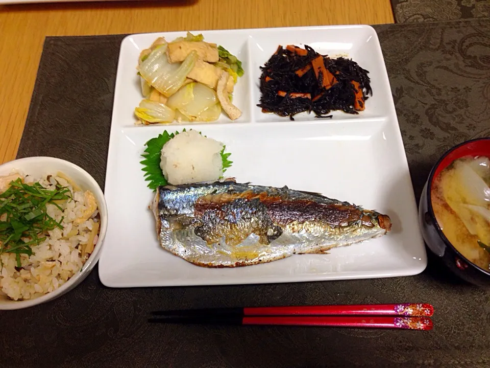 Snapdishの料理写真:新生姜ご飯、焼き鯖、白菜とお揚げさんの炒め煮、ひじき煮、お味噌汁。|Angie44さん