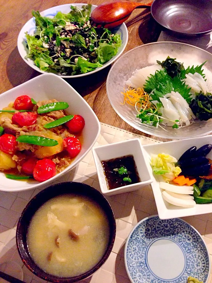 トマト肉じゃが🍅ヒジキとお豆腐のサラダ、スルメイカのお刺身、もずく酢、お漬物、大根、しめじ、油揚げのお味噌汁🍀|まみりんごさん