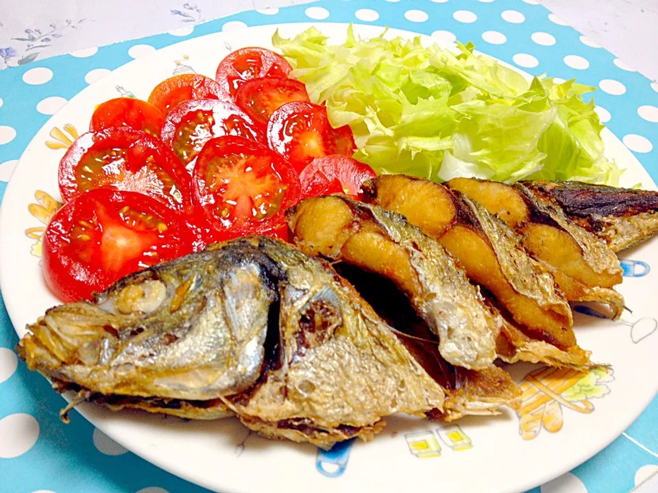 Snapdishの料理写真:Fried Fish with lettuce & sliced tomatoes|Liezlさん