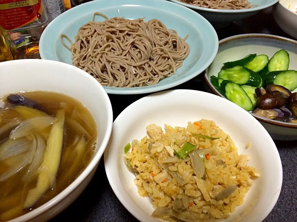 Snapdishの料理写真:炒めナス玉ねぎつけ麺蕎麦、五目ご飯、ぬか漬け(きゅうり、ナス)|ms903さん