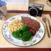 Medium rare steak with cheese sauce pasta|Elisa Mongさん