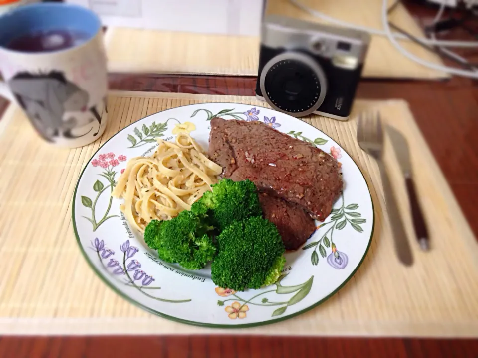 Medium rare steak with cheese sauce pasta|Elisa Mongさん