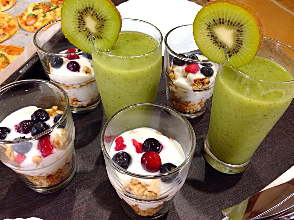 Yoghurt Granola fruits and Kiwi smoothie|viviさん