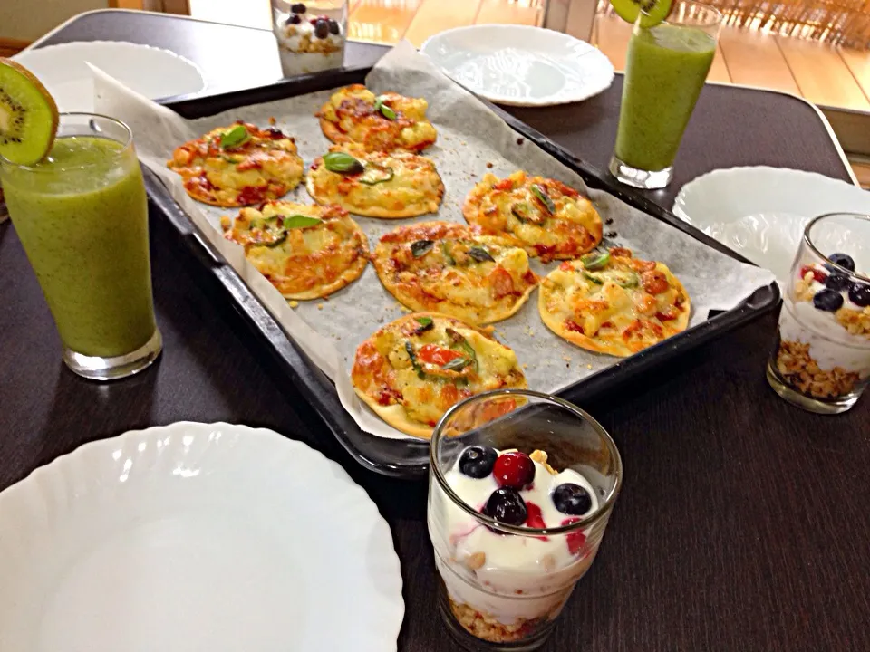 Potatoes pizza,Yoghurt Granola fruits and Kiwi smoothie|viviさん