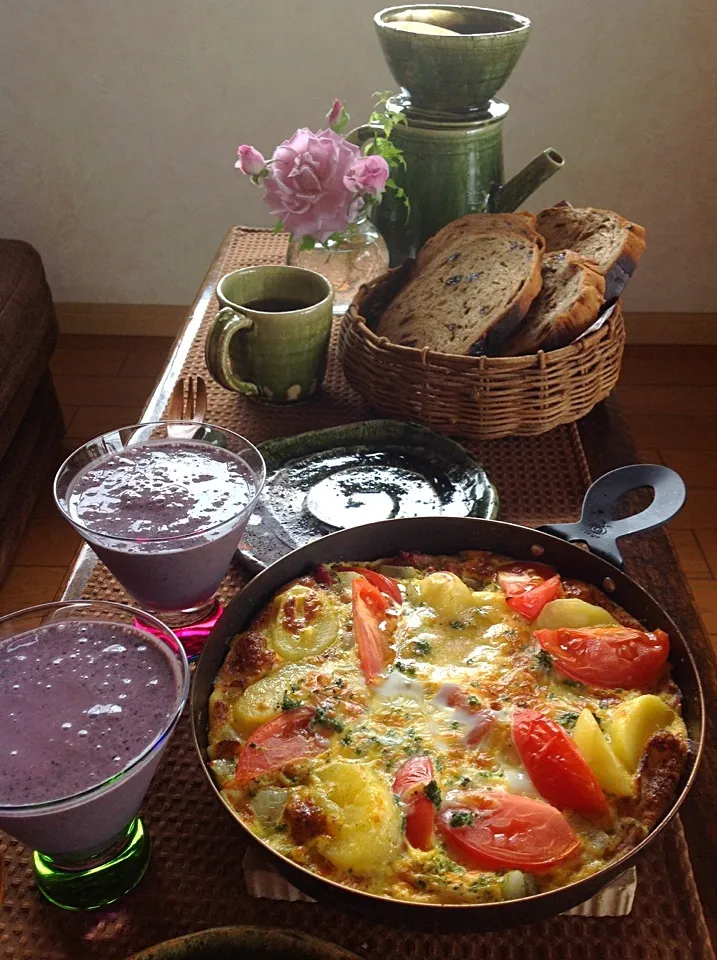 スパニッシュオムレツ  自家製ぶどうパン  ミックスベリーとバナナと小松菜と豆乳スムージー|izunさん