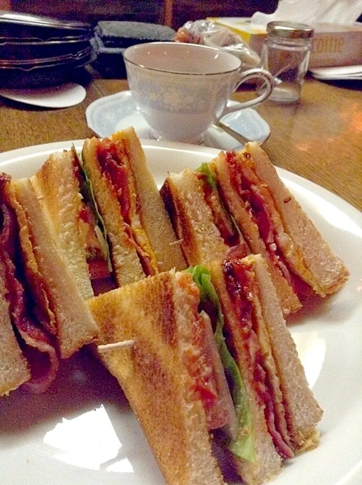 Snapdishの料理写真:沖縄(13)沖縄市「Ocean」で 、小腹が空いたのでBLTサンドイッチ(￣┓￣) Midnight BLT Sandwitch at Cafe Ocean, Okinawa City|yorikoさん