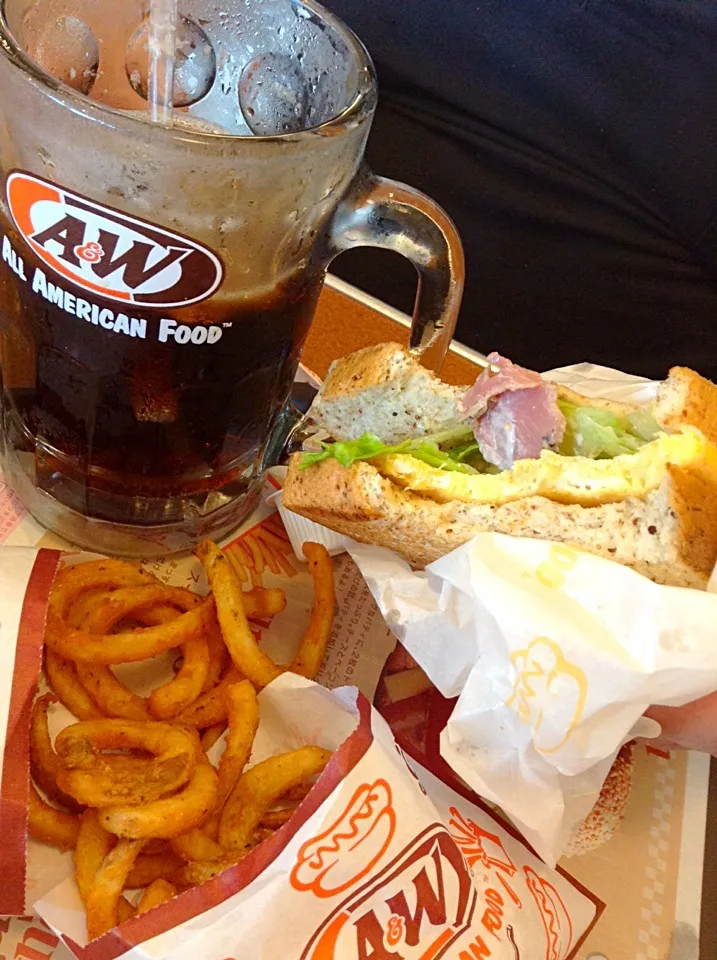 Snapdishの料理写真:沖縄(14)沖縄最終日那覇空港の「A＆W」でハムエッグサンドイッチとカーリーフライをおきまりのルートビアで、あ〜サロンパスの味！.         Good Bye Okinawa with A&W at Naha Airport|yorikoさん