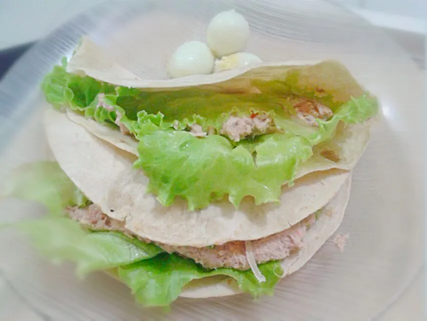 04/07/2014 - almoço

wraps integrais de atum + cream cheese + tomate + alface 
3 ovos de codorna|Gabriela Baptistaさん