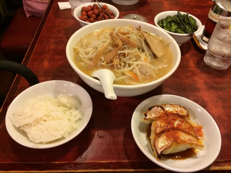 Snapdishの料理写真:味噌ラーメン＋半餃子＋小ライス¥820|toru.ohkawaさん