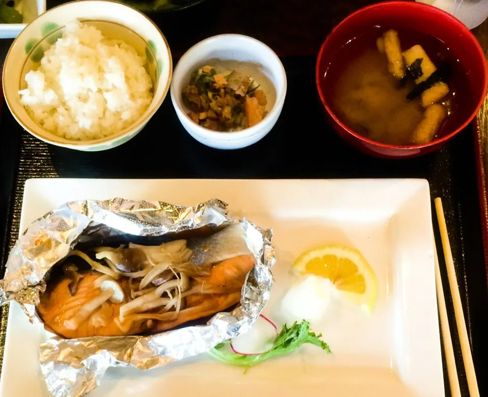 Snapdishの料理写真:Grilled Salmon with Mushrooms and Miso Soup from Geko Tei|sooprcoolchicaさん