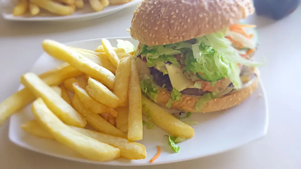 hamburger with salad and chips|woodfiredさん