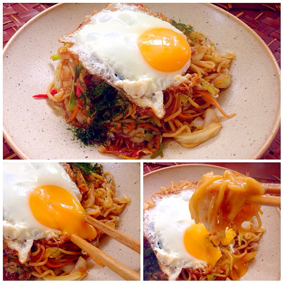 Snapdishの料理写真:Fried Noodle w/ Freid egg🍳目玉焼きそばぁ〜ん|🌈Ami🍻さん