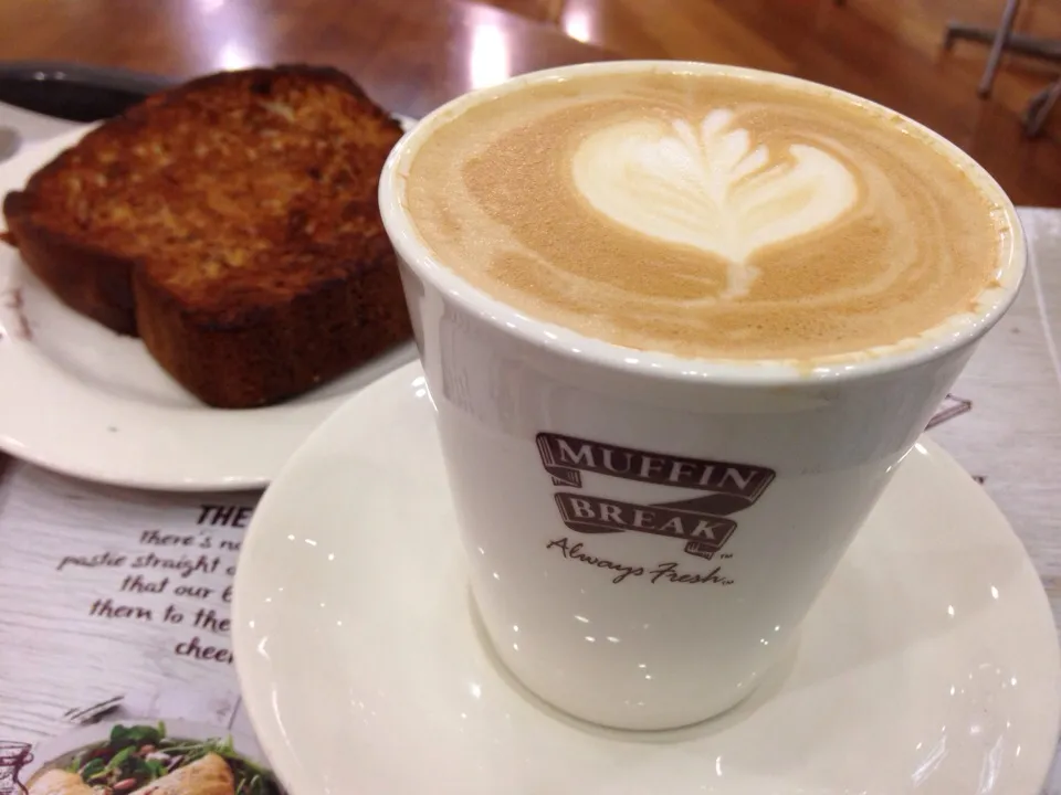 Snapdishの料理写真:Decaf latte & banana bread|Julianne Ovieさん