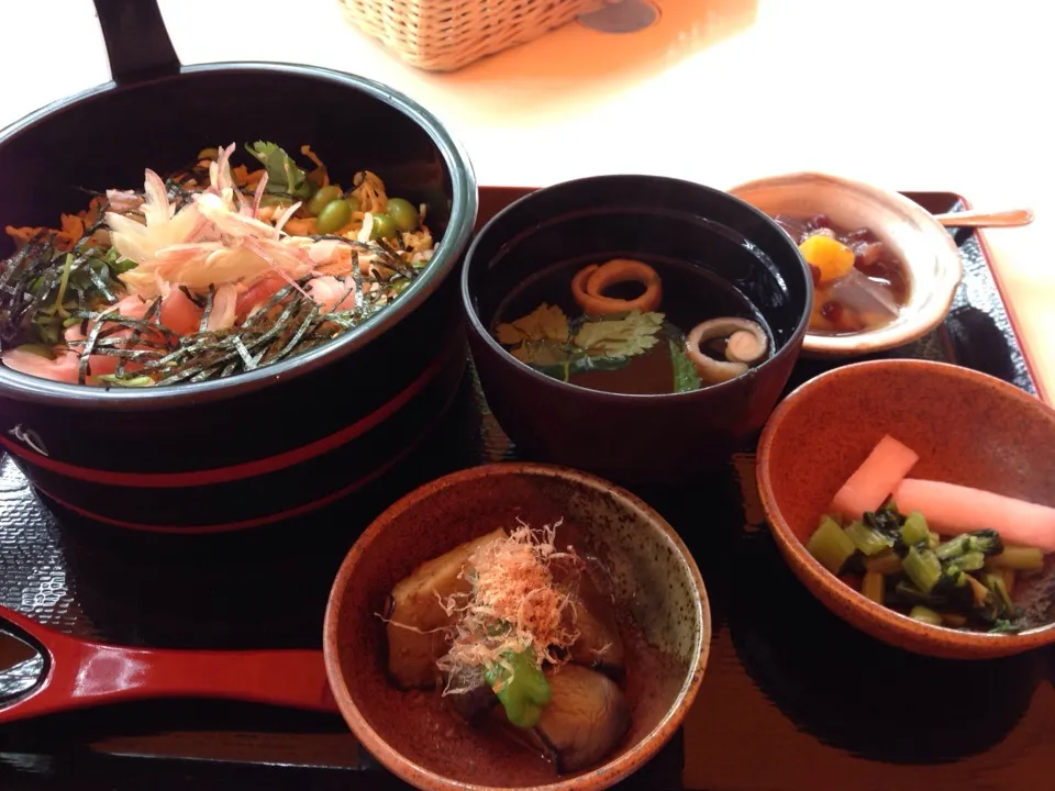 サントリー白州蒸溜所でランチ🍴  イワナご飯😋|youさん