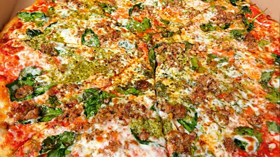 very colorful pizza: pesto, sausage & spinach|Jiraphon Gさん