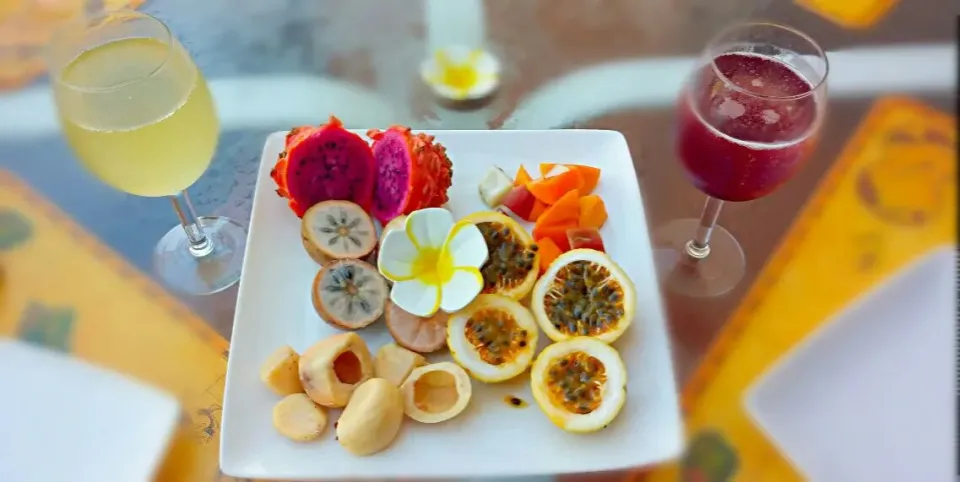 Hawaiian tropical fruits with mimosas|Jiraphon Gさん