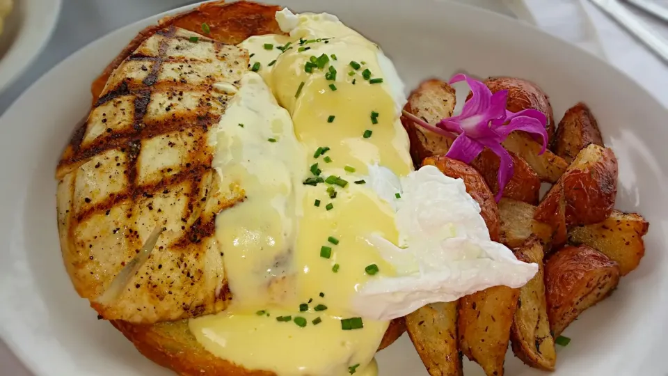 Fresh Ono fish egg Benedict with fried potatoes.|Jiraphon Gさん