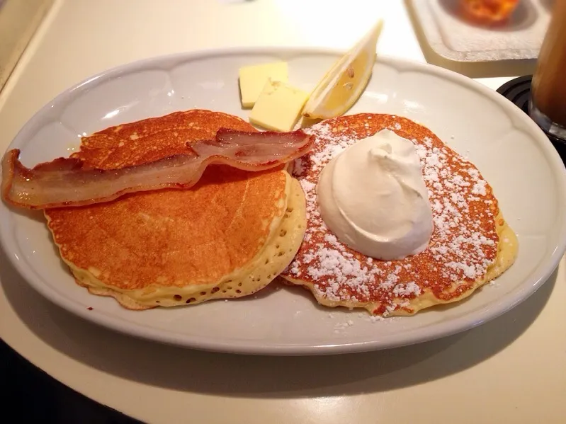 Snapdishの料理写真:Pancakes w/ Bacon and Whipcream|chan mitsuさん