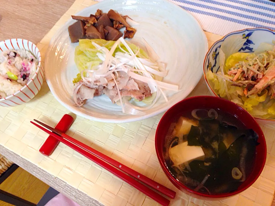 キャベツと豚肉の酒蒸し、ごぼうサラダ、こんにゃくの煮物、豆腐とワカメの味噌汁|まろさん