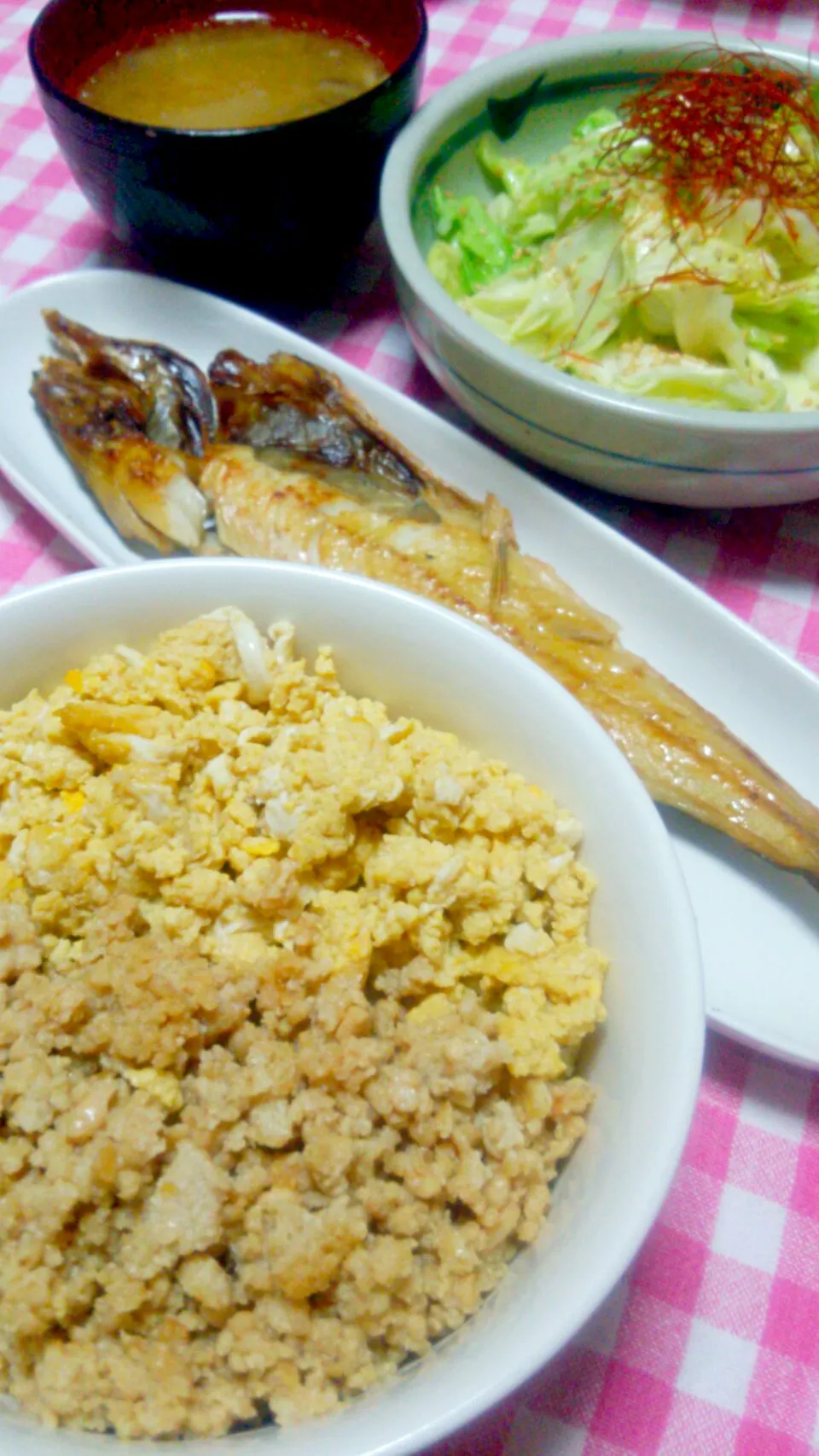 そぽろ丼(鶏挽肉･生姜･卵)、焼きほっけ、きゃべつの塩だれ和え(糸唐辛子･白ごま)、お味噌汁(鶏もも肉･大根･しめじ)|まあるさん