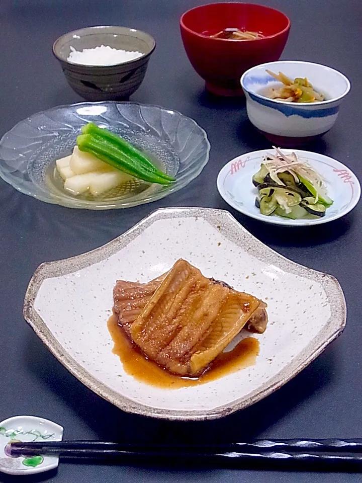 今晩は、煮穴子、おくらと長芋のお浸し、切干し大根煮、茄子と胡瓜の浅漬け 針生姜 茗荷、茸とわかめの味噌汁、ご飯

今日は穴子の日（あ75）らしいので、煮穴子に。箸で持てる限界のふっくらトロトロ穴子(^^) 。頭と骨で出汁をとってあるので旨味たっぷりです。
煮穴子の他は全て冷製でさっぱり。

今日も美味しかった！|akazawa3さん