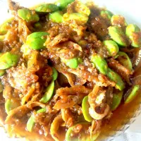 Sambal petai.. scientific name for petai is 'parkia speciosa'.  Petai cook with anchovy and blended chilli... when eat petai mouth become smelly and effect to u|Roxyさん