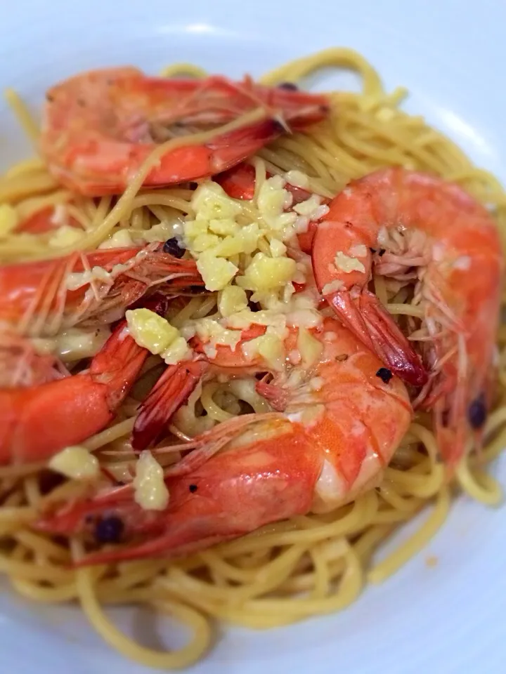 Snapdishの料理写真:White wine prawn pasta|Elaine Gohさん