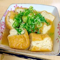 栃尾油揚げの煮物。本だしと醤油をベースに油揚げを煮込んだシンプルな1品。薬味は刻みネギを…七味をかけてもOKだと思いますよ。では、佐渡の銘酒金鶴のつまみに頂きます。|Yohei Hayashiさん