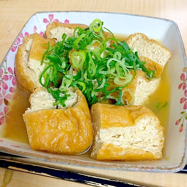 栃尾油揚げの煮物。本だしと醤油をベースに油揚げを煮込んだシンプルな1品。薬味は刻みネギを…七味をかけてもOKだと思いますよ。では、佐渡の銘酒金鶴のつまみに頂きます。|Yohei Hayashiさん