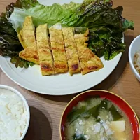 Snapdishの料理写真:鶏むね肉のカレーマヨタンドリー、ブロッコリーと卵のオイマヨサラダ、もやしのナムル、わかめと豆腐の味噌汁、ご飯|とったんさん