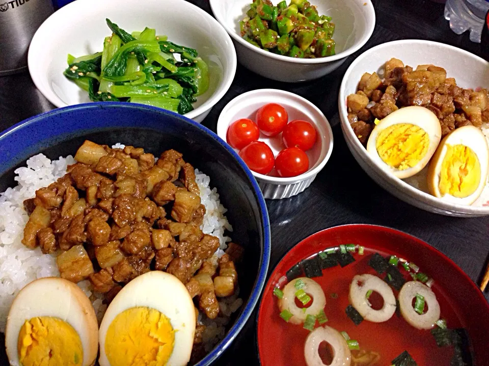 今日の晩ご飯は、魯肉飯(ルーローハン)、青梗菜のナムル、オクラの梅おかか和え、プチトマト、お吸い物。|ゆえさん