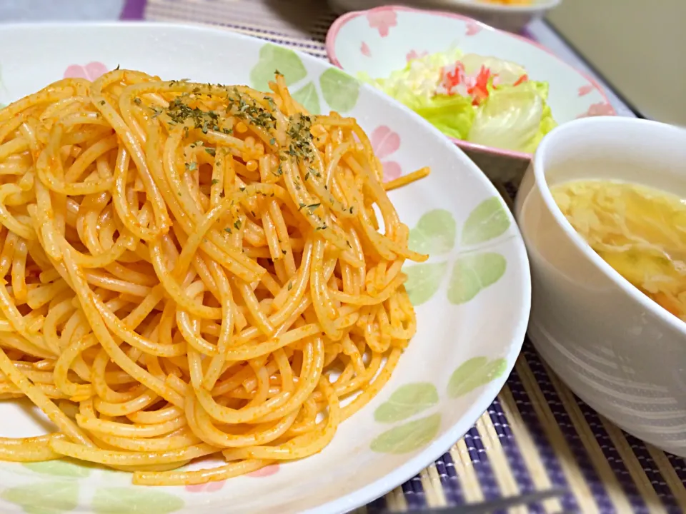 Snapdishの料理写真:イタリアの乾燥トマトでパスタ♡コンソメスープ♡コールスロー♡|miyuさん