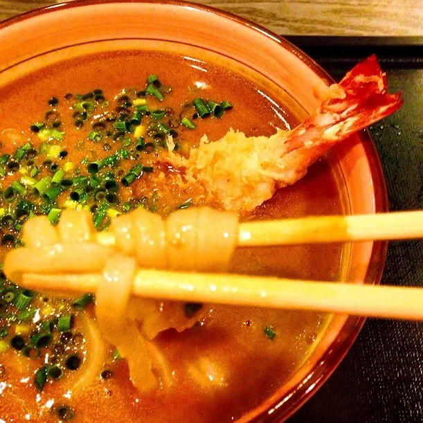 南青山 しまだの海老天カレーうどん
路地裏にあるうどん屋さん、麺は細めでスパイスのきいたスープ、うまいのです。|Yogiさん