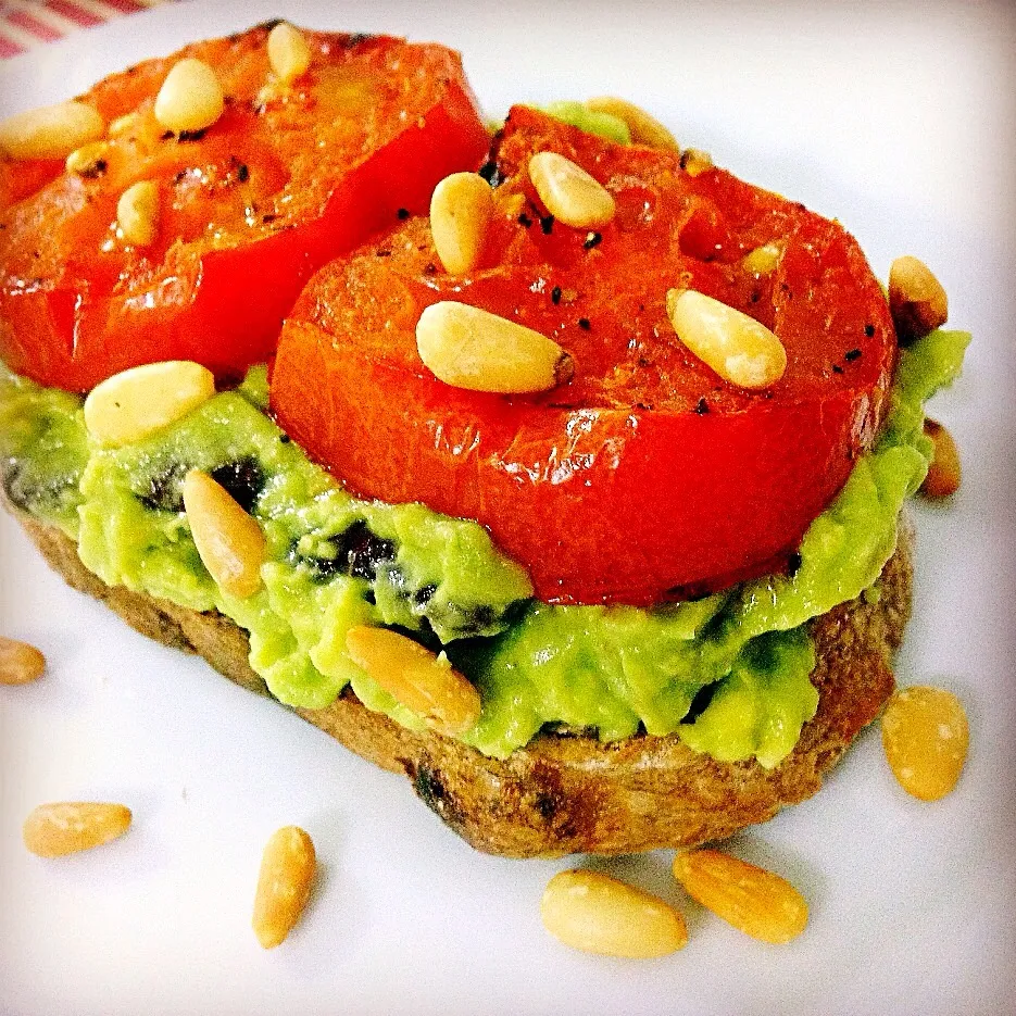 Smashed Avocado, Black Beans and Roasted Tomatoes Toast|Mich Liowさん