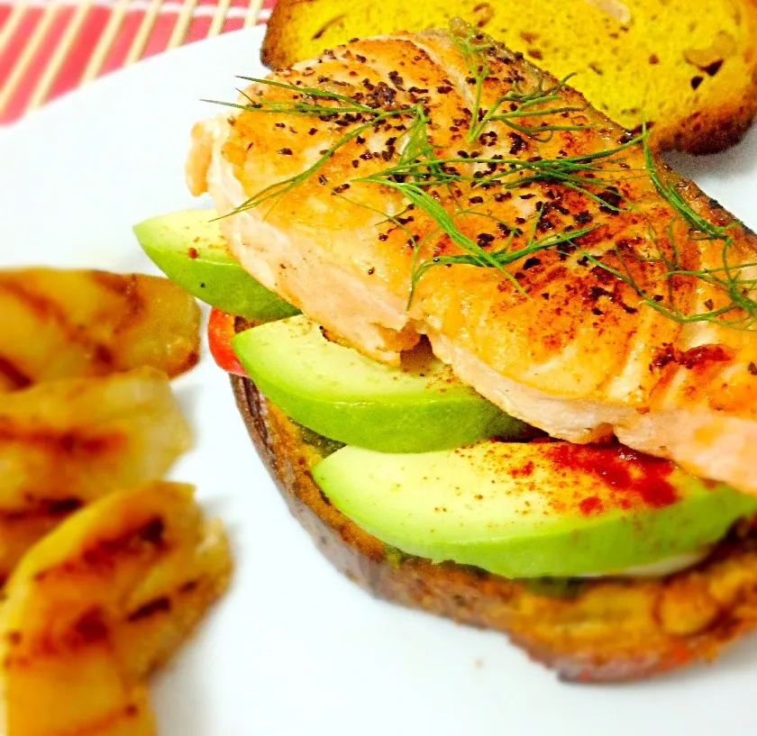 Grilled Paprika Salmon Fillet with sliced avocado and Toast Bread|Mich Liowさん