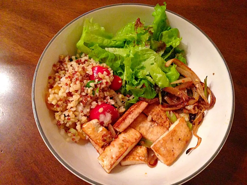 Quinoa salad with tofu and lettuce|victoria valerioさん